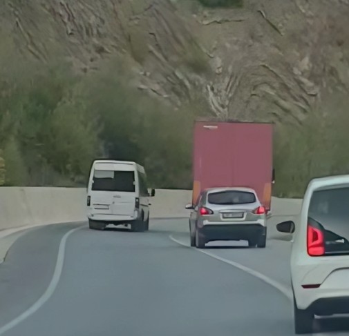 Furgoni i Dibrës fluturon në Rrugën e Arbrit, parakalimet e çmendura rrezikojnë jetën
