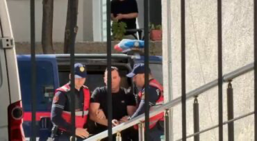Dyshohet se ngacmonte vajza të mitura pranë një shkolle, lirohet nga qelia këngëtari në Fier