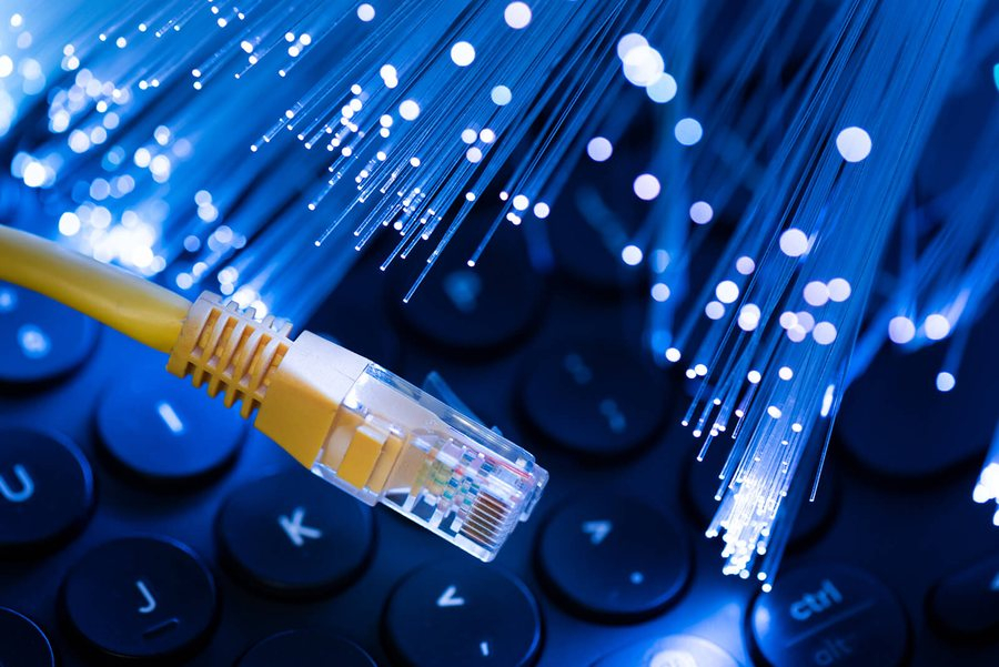 OECD: Shqipëria e fundit në rajon për internetin/ Paguajmë më shtrenjtë se fqinjët, por marrim shërbimin 3 herë më të ngadaltë