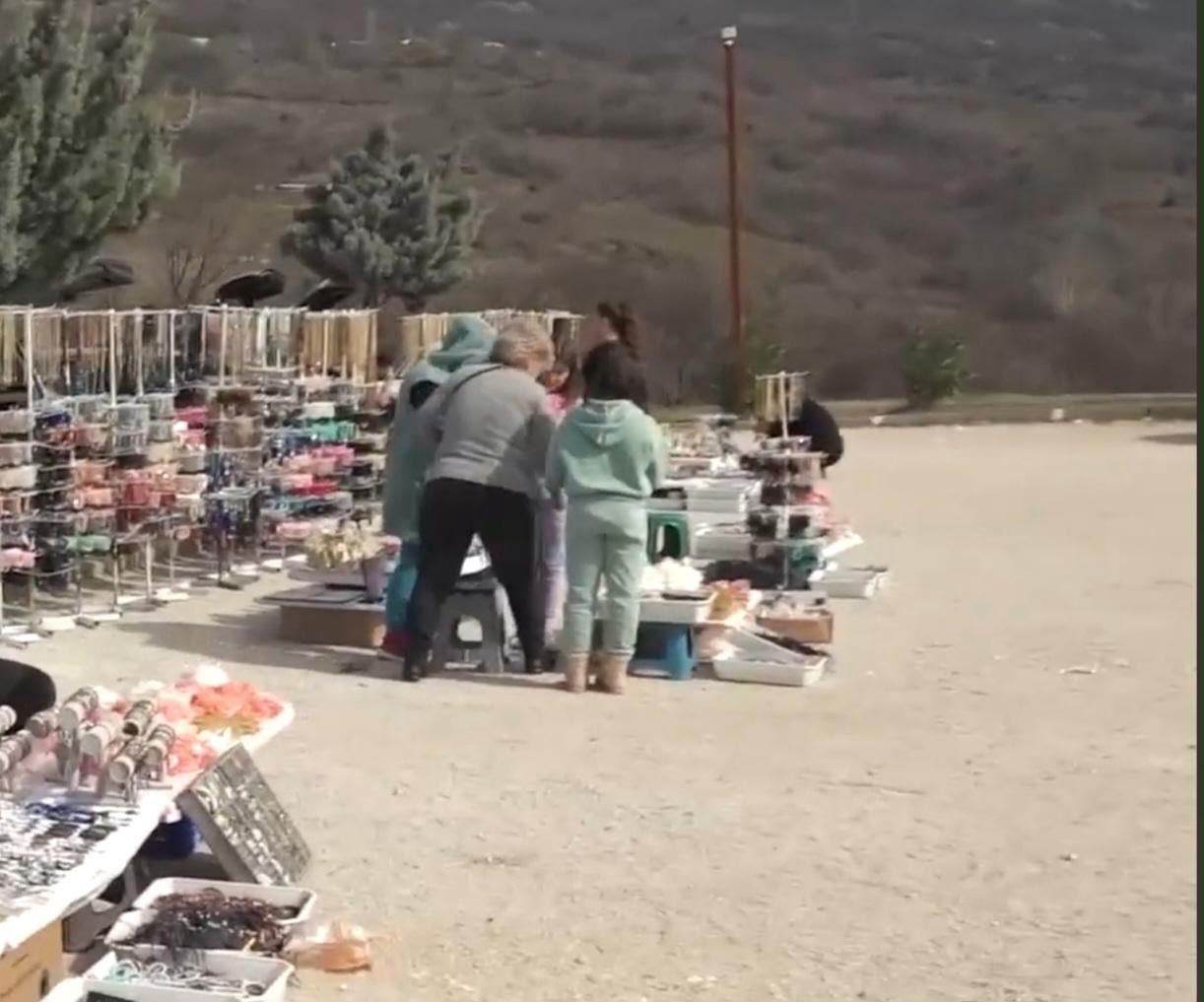 “E kanë bërë si pazar”/ Tregtarët zënë hapësirat pranë Kishës së Shna Ndout në Laç, qytetari denoncon kaosin