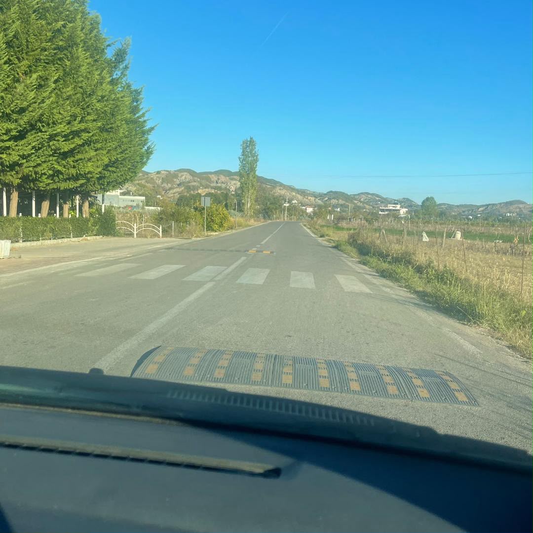 “I kanë vënë çdo 10 metra”/ Qytetari denoncon pengesat e shumta në rrugën e Baldushkut
