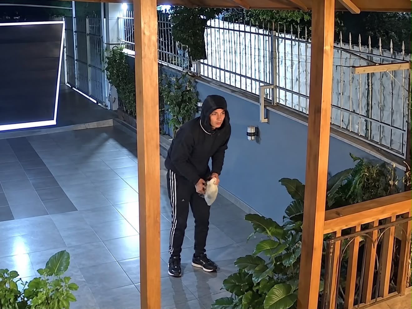 “U kap mat me fytyrë!”/ Hyn në verandë dhe vjedh veshje e atlete me vlerë 500 euro