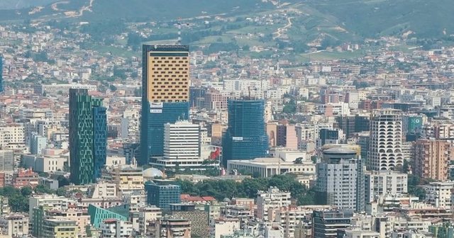 Nga 100 euro te kullat 23-katëshe, kompanitë “fantazmë” që po marrin leje ndërtimi në Tiranë