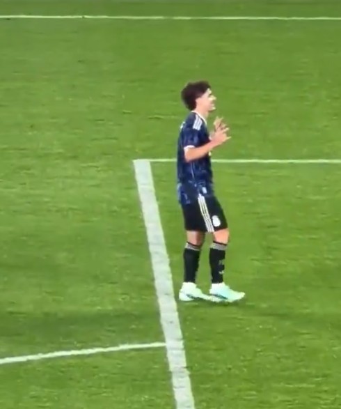 Julián Álvarez feston si Messi pas golit, më në fund buzëqesh me Argjentinën