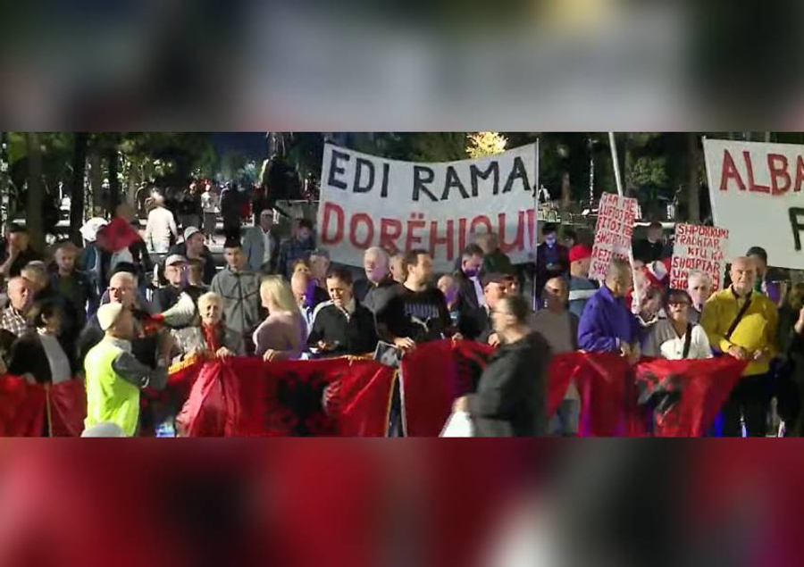 127 ditë protestë/ Qytetarët nisen drejt Kryeministrisë, kërkojnë dorëheqjen e Edi Ramës