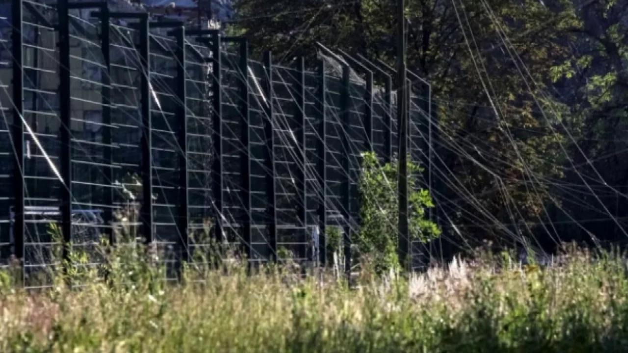 Kurthi i ri i Ukrainës/ Tela me gjemba inteligjentë, pajisja pret kabllot me fibra optikë që kontrollojnë dronët