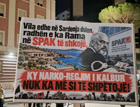 Qytetarët ironizojnë me pankarta: Rama me pasqyrë, Bela me skandale! Vila në Sardenja dolën, Kryeministri të shkojë në SPAK