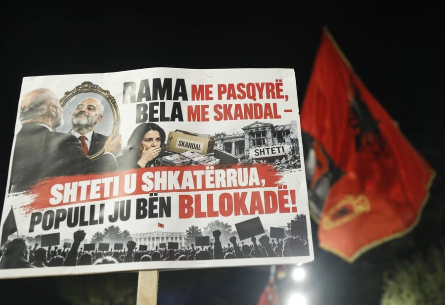 FOTO/ Qytetarët ironizojnë me pankarta: Rama me pasqyrë, Bela me skandal