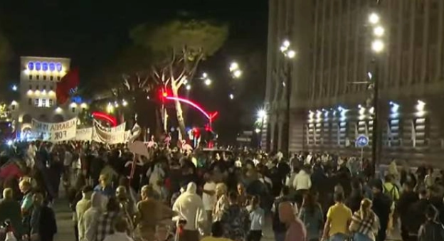 “Shqipëria po bën revolucion”, mbyllen fjalimet te Kryeministria, protestuesit nisin marshimin në rrugët e Tiranës
