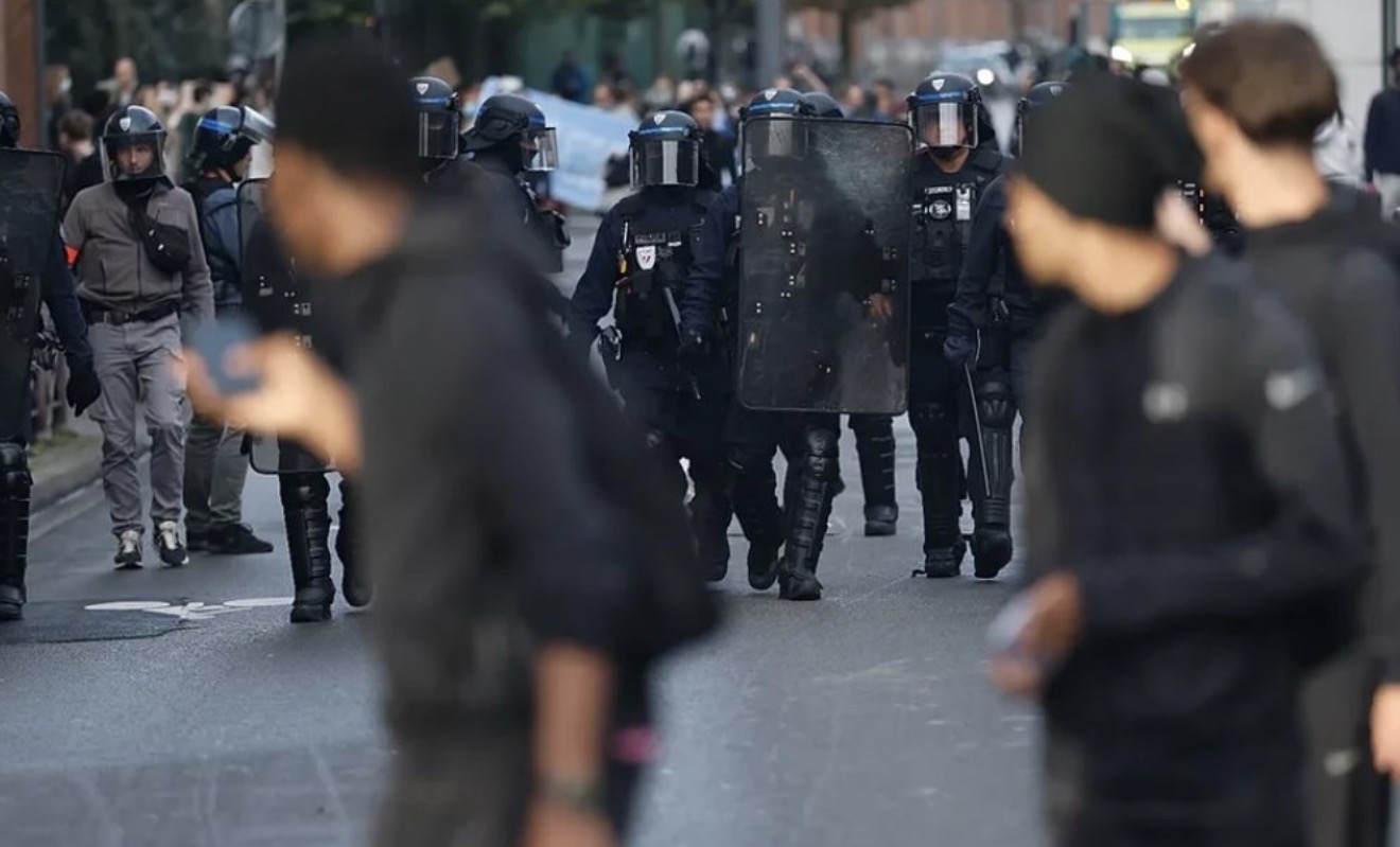 Trazira në Francë/ 500 shkolla mbyllen, përleshje me policinë dhe dhjetëra të plagosur