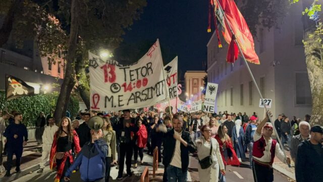 Mbyllet protesta e 127-të antiqeveritare, qytetarët thirrje: Edi Rama, dorëhiqu! Këtu na ke ditë e natë
