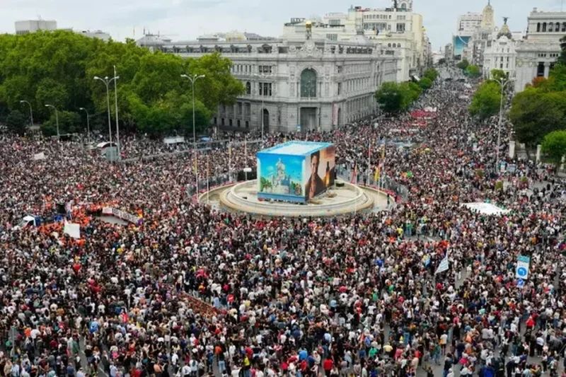 Spanjë/ Mijëra qytetarë protestojnë për të drejtën e strehimit, thirrje për grevë të përgjithshme