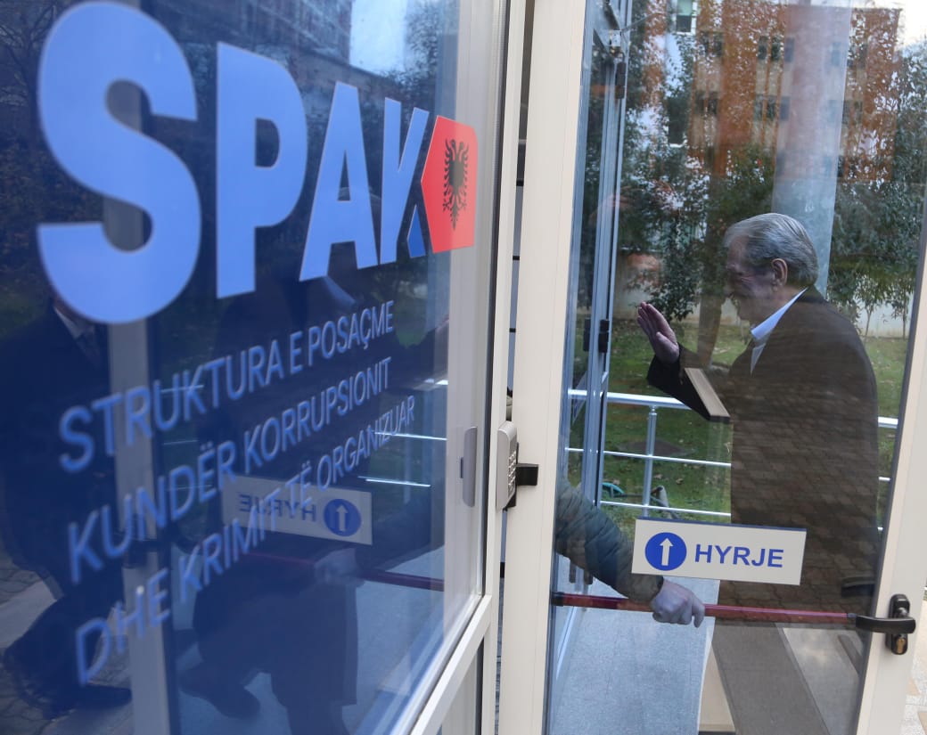 Në zbatim të masës “detyrim paraqitje”, Sali Berisha paraqitet në SPAK