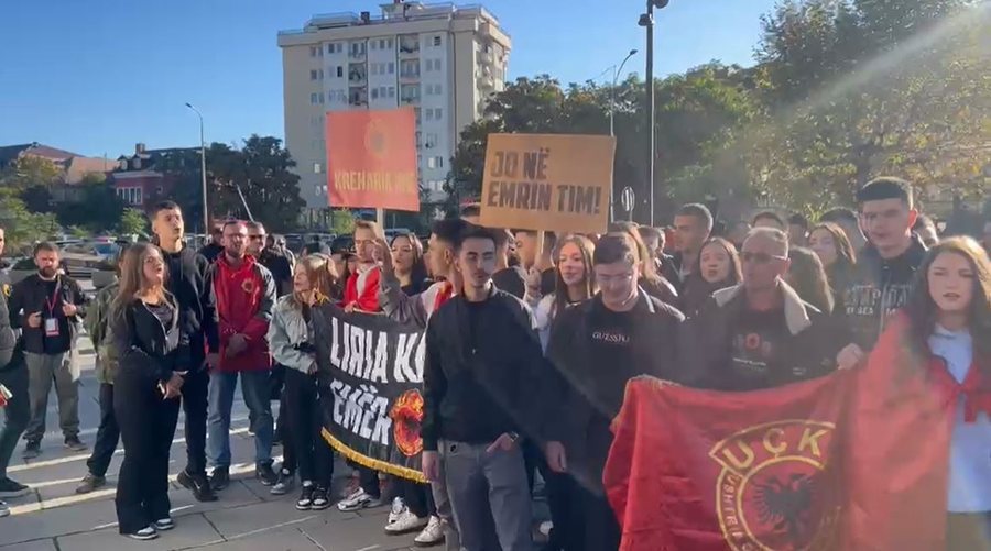 Protestuesit rrethojnë Kuvendin e Kosovës: Mos dilni pa miratuar ligjin për Dhomat Speciale