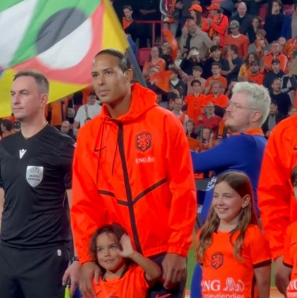 Van Dijk feston 100 ndeshje me Holandën, del në fushë dorë për dore me të birin