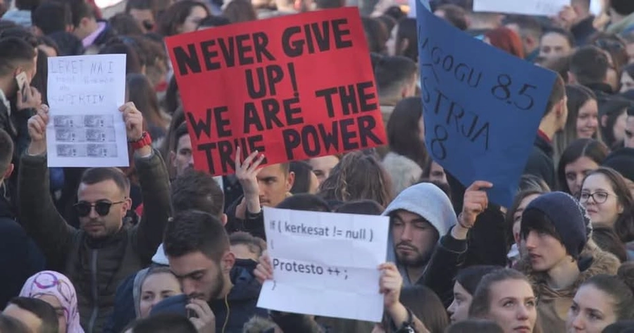 'Lërini auditoret, merrni sheshet!'/ Boçi thirrje studentëve: Zgjohuni, bashkohuni, marshoni!