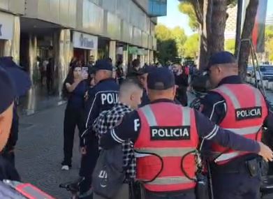 Tensione te Kryesia e Kuvendit, policia largon protestuesit nga hyrja dytësore për të garantuar daljen e deputetëve