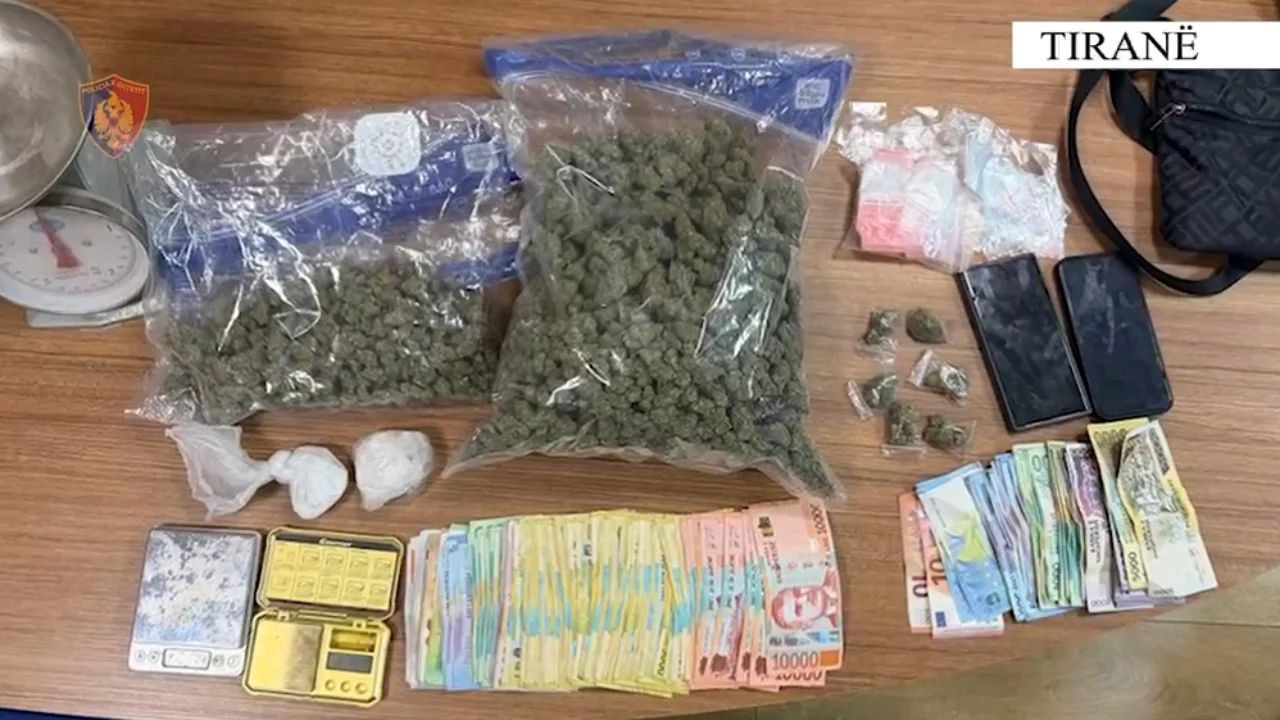 Shiste drogë pranë një shkolle në Kombinat, arrestohet 35-vjeçari. Policia sekuestron mbi 1 kg kanabis dhe kokainë