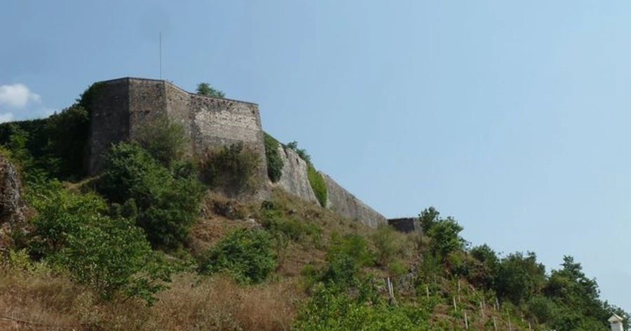 Ndodh edhe kjo në Shqipëri/ Barkodi i Kalasë së Libohovës, në vend të historisë të çon në faqe pornografike