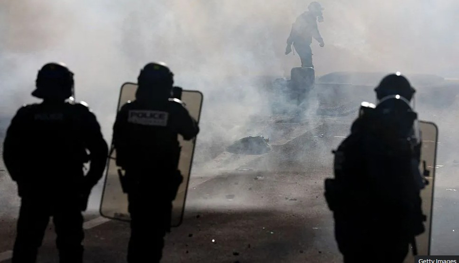 Francë/ Protestojnë për gjendjen e shkollave, nxënësit përplasen me policinë, një 15 vjeçar humb dorën
