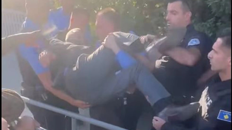 Protestuesit e kapin para duarsh deputetin e LVV-së, e fusin dhunshëm në Kuvend