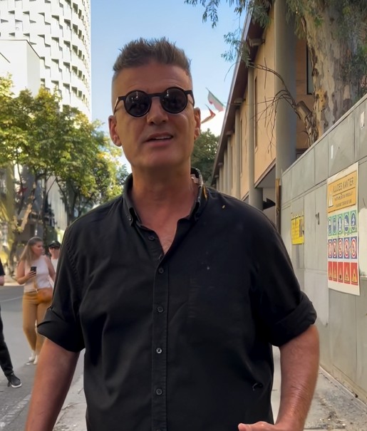 “O servili Ramës”, protestuesit lajnë me vezë Bledi Manen