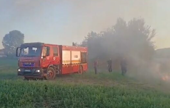 Zjarr në Gramëz në Krujës, flakët përhapen në oborret e banesave