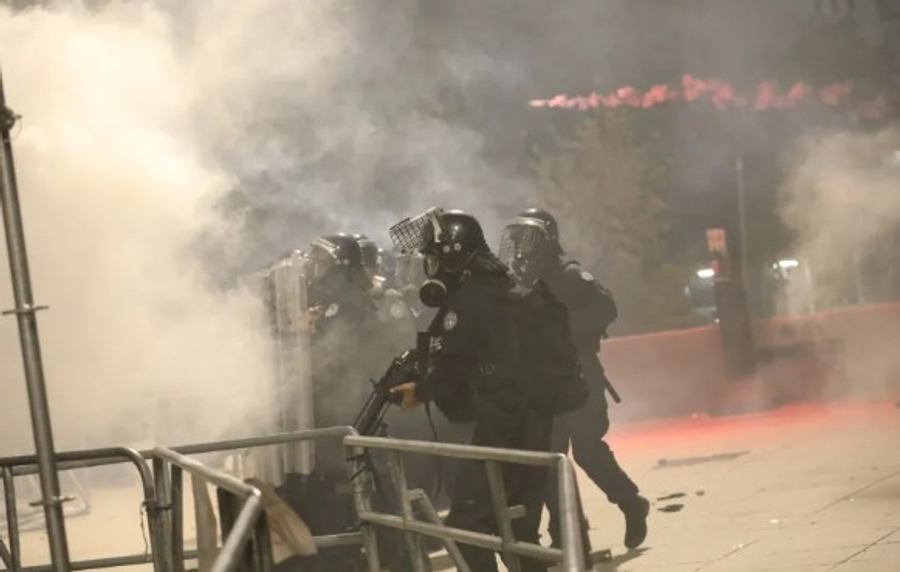 Përshkallëzohet situata në Prishtinë, policia me autoblindë në rrugë, përleshje me protestuesit