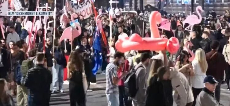 Mbyllen fjalimet, nis marshimi i protestuesve në rrugët e Tiranës