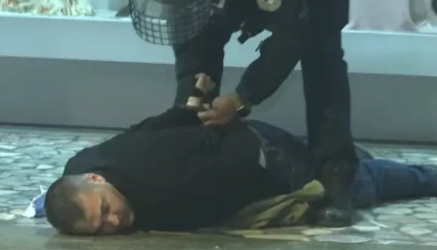 Policia përleshje me protestuesit para Kuvendit, ka dhe arrestimi! Miratimi i ndryshimeve për Specialen në pikëpyetje