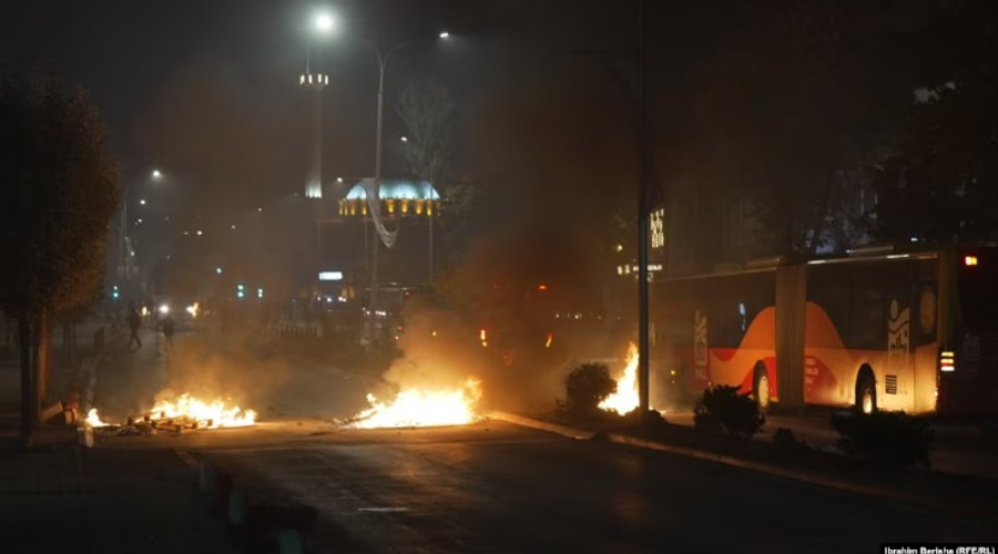 Miratimi i ndryshimeve për Specialen në pikëpyetje, PDK thirrje tjetër Kurtit! 12 të lënduar gjatë protestave  