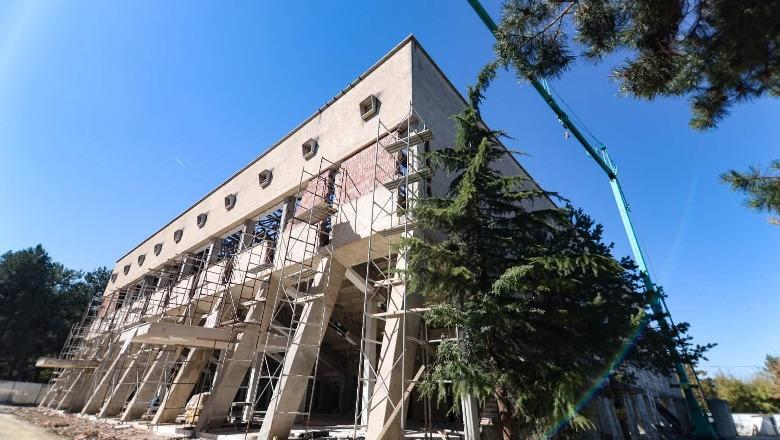 Vijojnë punimet në Pallatin e Sportit “Tamara Nikolla” në Korçë, Rama: Qyteti do ketë hapësirë sportive moderne