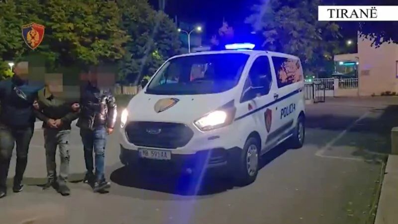Shpërndarja e drogës pranë shkollave, arrestohen 3 të rinj, në pranga edhe një 41-vjeçar