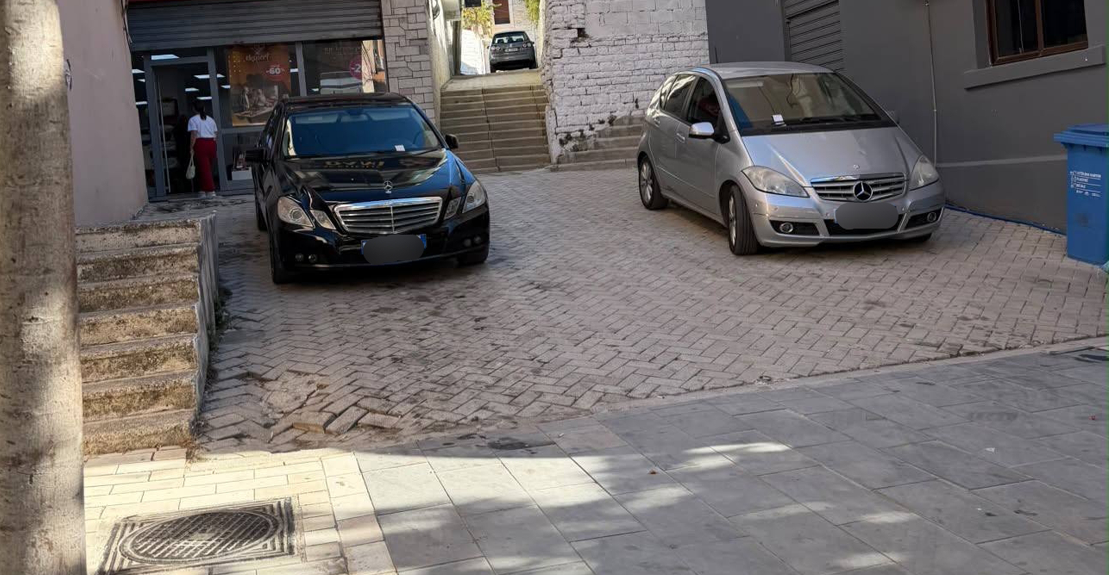 Gjoba ditë për ditë për parkimin, qytetari: “Aty nuk ka as tabelë që ndalon parkimin”