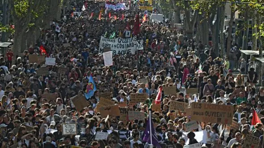 Demonstratat përfshijnë Francën, përplasje me policinë dhe zjarre në rrugë: Mbi 1,800 shkolla të bllokuara