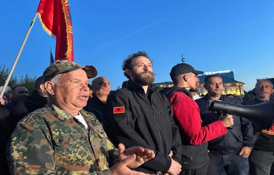 Kosovë/ Protestat s'ndalen para parlamentit: Votoni ligjin e Speciales! Këtu për UÇK-në