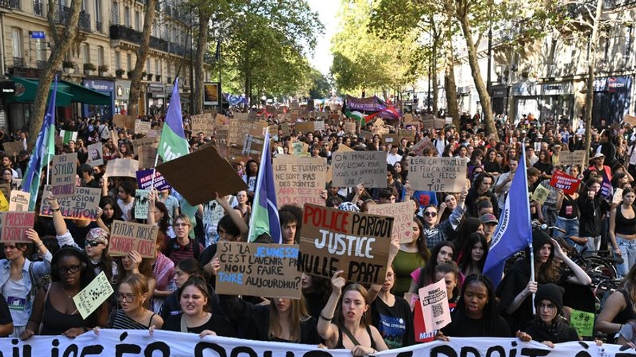Macron thërret takim krize ndërsa protestat përhapen në shkolla