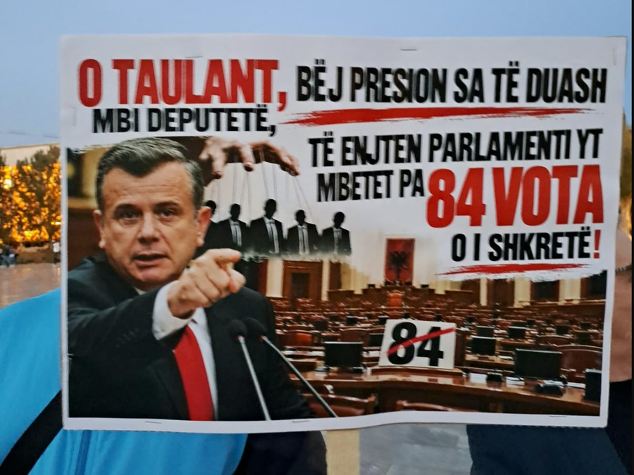 FOTO/ Qytetarët ironizojnë Ballën: O Taulant, bëj presion sa të duash, parlamenti yt mbetet pa 84 vota