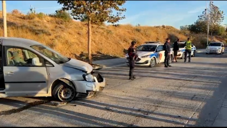 Aksident në Vlorë/ Përplasen dy automjete, përfundon në spital një prej pasagjerëve