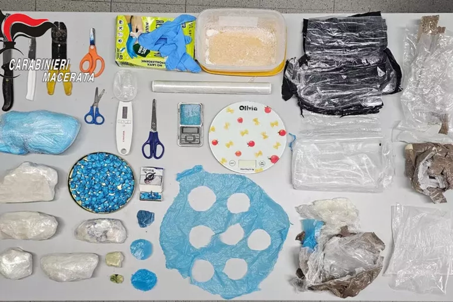 Kapet me 2.4 kg kokainë, karabinierët i ngritën kurth duke u shtirur si qiramarrës