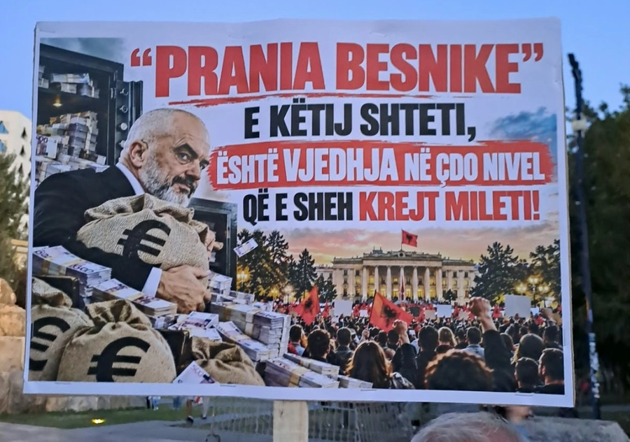 FOTO/ Pankartat: Prania Besnike e këtij shteti është vjedhja në çdo nivel që e sheh krejt mileti