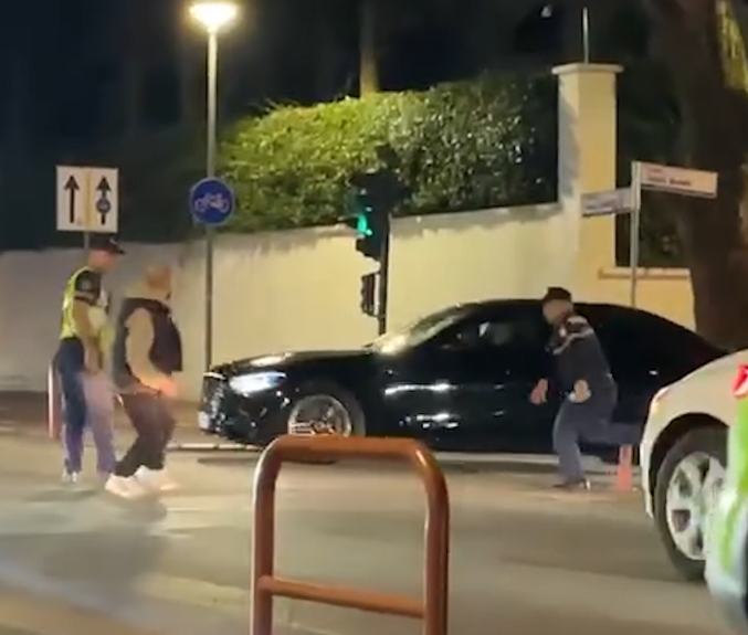 Aktivisti godet me vezë automjetin që del nga Kryeministria, policia e arreston