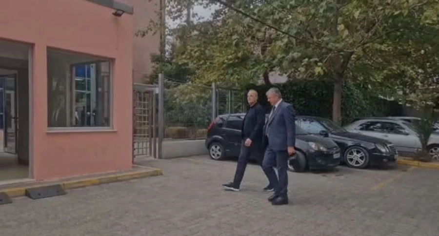 Burri i Olta Xhaçkës, ish deputeti i PS,  Artan Gaçi paraqitet në SPAK