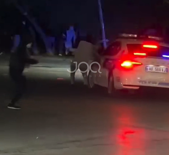 Policia për pak sa nuk shtyp me makinë të riun gjatë ndjekjes në protestë