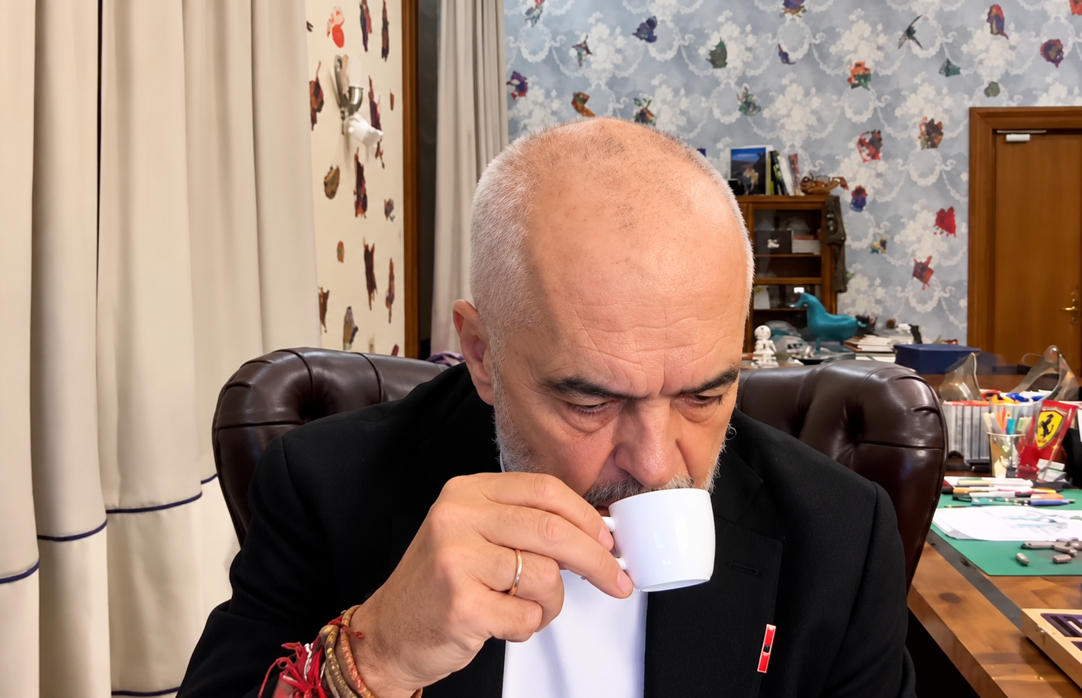 Vendi në protesta, Rama pi kafe serbes për qejfin e tij