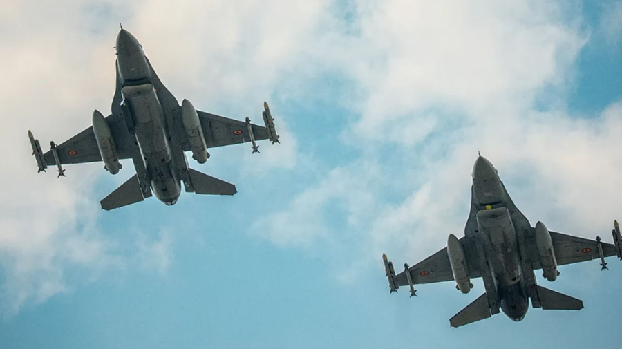 Aeroplanët rumunë F-16 rrëzojnë dy dronë mbi Detin e Zi