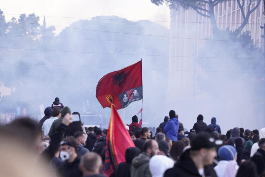 Arsyet e rebelimit rinor: Nga papunësia te qiratë e larta dhe mungesa e demokracisë