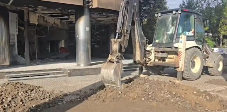 Frika nga protestuesit, Rama nxjerr fadromat për të hequr gurët e trotuareve nga bulevardi.