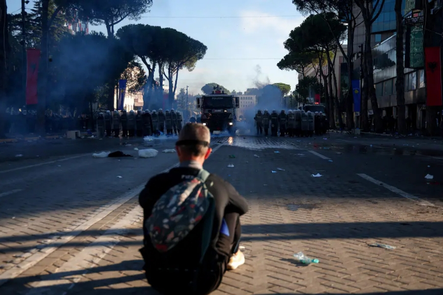 Gazeta franceze LIBERATION: Rinia është ngritur kundër korrupsionit, nuk ndalen deri në largimin e Ramës