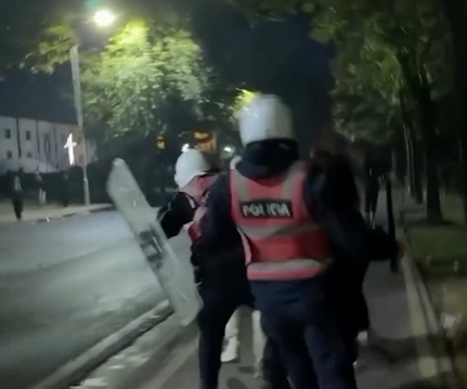 Policët e Shqiponjave dhunojnë dhe shajnë dy të rinjtë